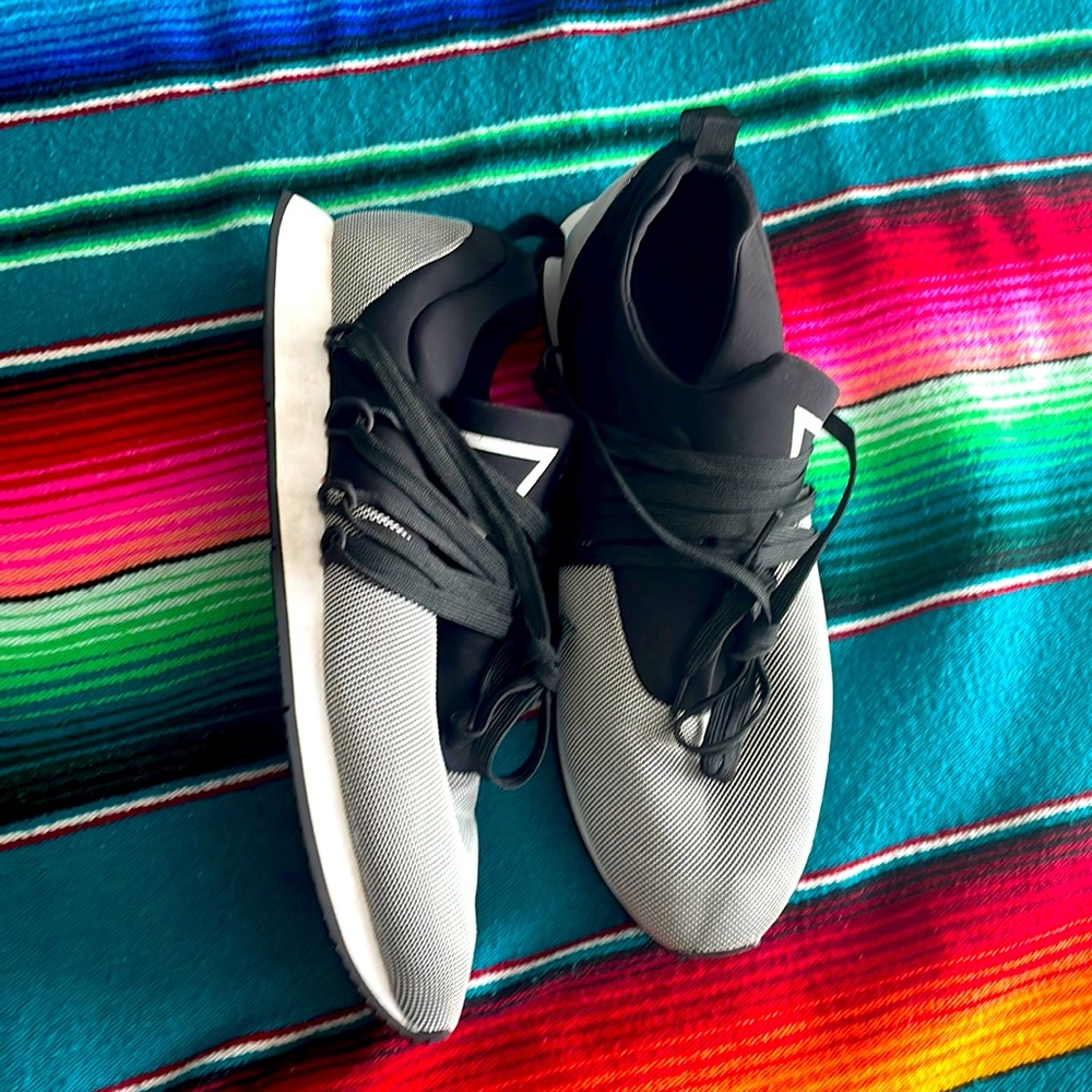 GUESS MEN SNEAKERS SZ10.5